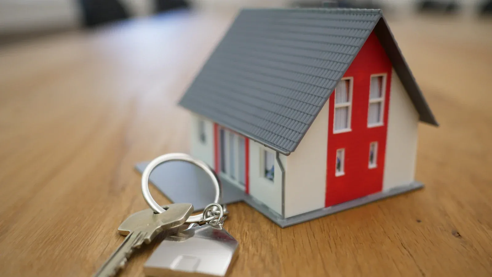 Comparaison d’un crédit immobilier avec documents, calculatrice et clés