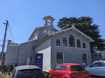 Agence d’assurance AXA installée dans l’ancienne chapelle du Bon-Pasteur à Écully (Rhône), photographiée le 8 août 2022.
