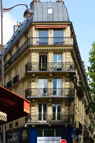 Immeuble abritant l’agence Banque Populaire Rives de Paris au 56 boulevard Saint-Michel, photographié le 16 avril 2017.