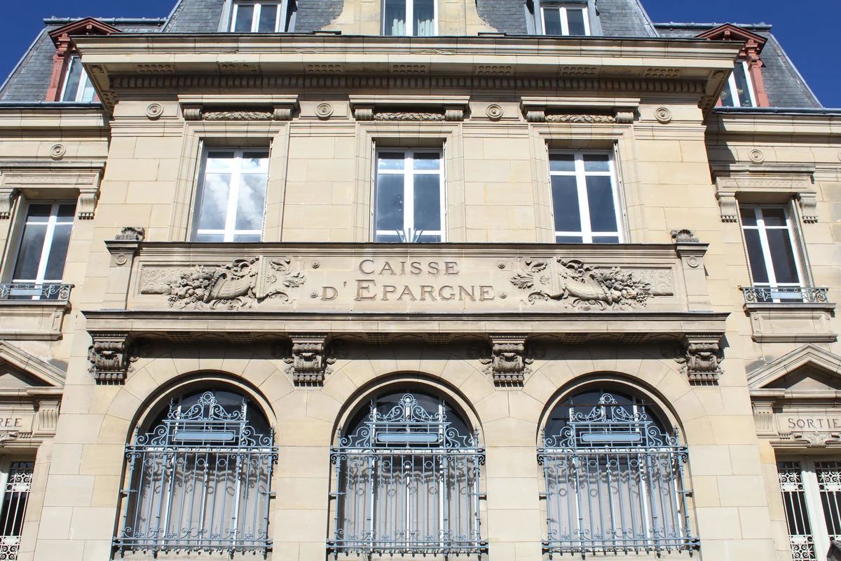 Agence de la Caisse d’Épargne à Fontainebleau (Seine-et-Marne), photographiée le 8 septembre 2018.
