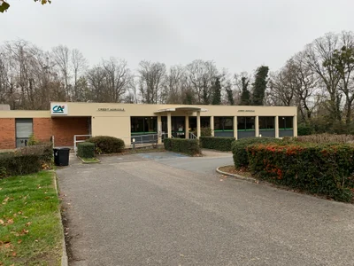 Agence du Crédit Agricole au 14 rue de la Poste à Pont-de-Veyle (Ain), photographiée le 29 novembre 2020.