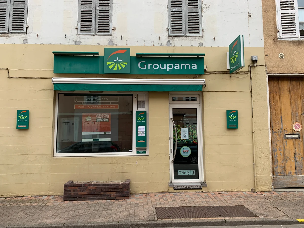 Agence Groupama au 23 Grande Rue à Pont-de-Veyle (Ain), photographiée le 29 novembre 2020.