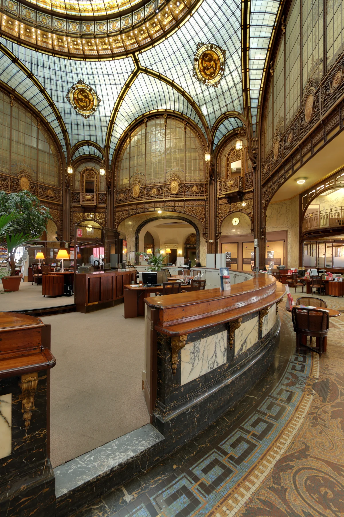 Intérieur de l’agence centrale Société Générale, aujourd’hui marque SG, boulevard Haussmann à Paris : photographie du 20 septembre 2008.