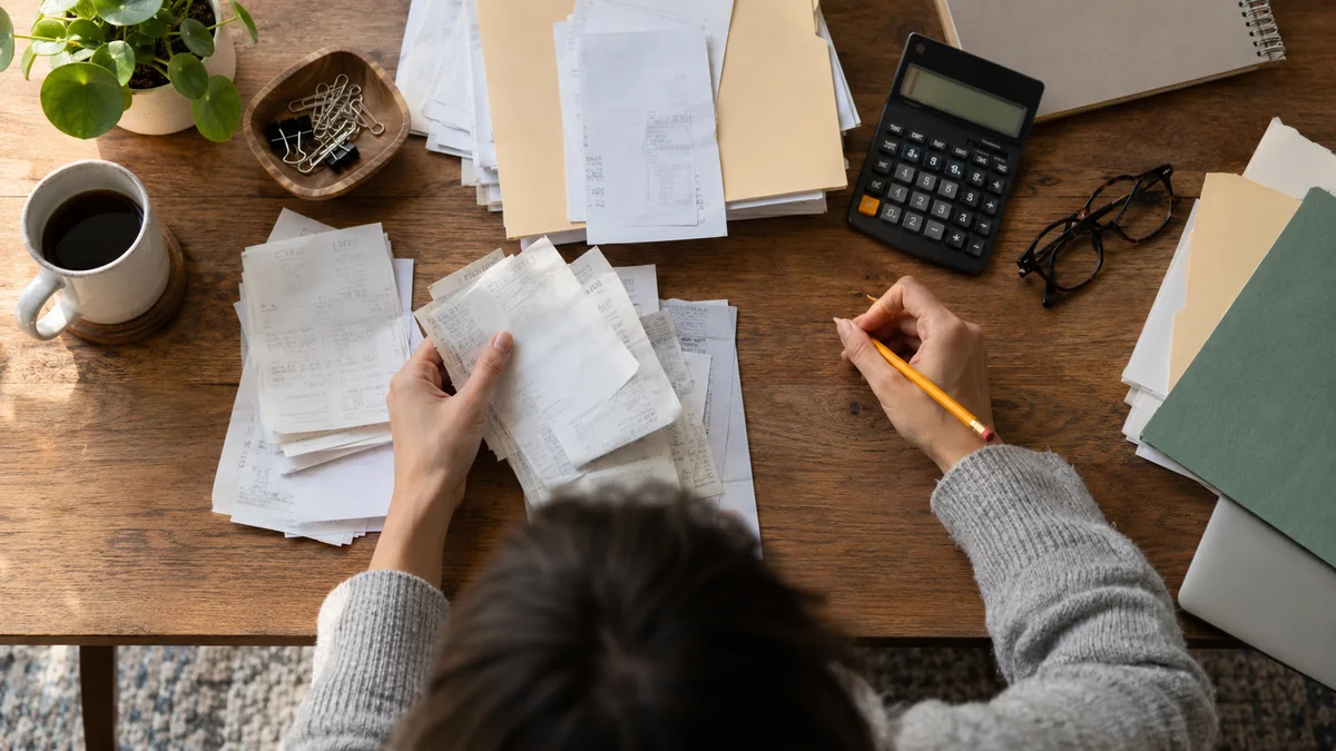 Classement de justificatifs et de documents pour une déclaration fiscale — illustration générée par IA